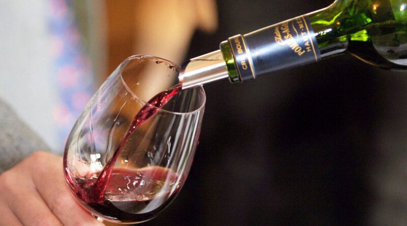 L'alcool disparaît des frigos en entreprise, reste toléré lors des festivités.