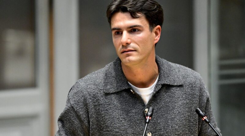 L’ambassadeur américain Bill White exige des excuses de Conner Rousseau.