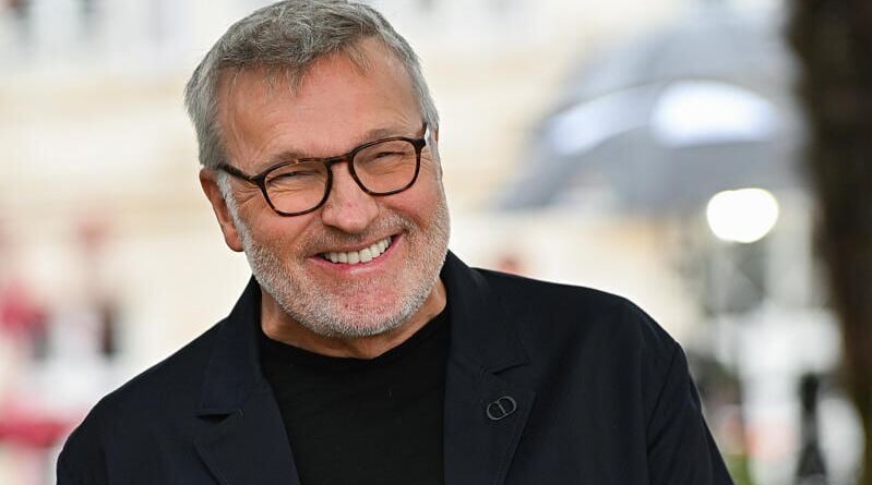 Laurent Ruquier annonce qu'un sociétaire des Grosses Têtes ne sera pas renouvelé car « trop cher »