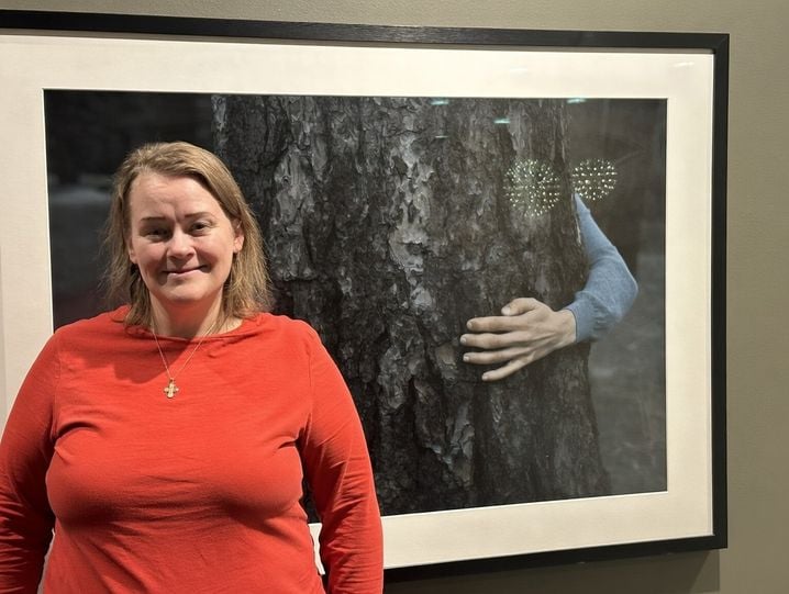 Jeanette n'a pas peur du grand méchant impôt juste derrière elle. Cette Danoise assure préférer ce système plutôt que des services publics défaillants.