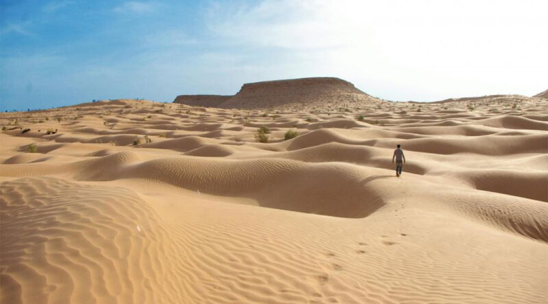 Le désert tunisien aux frontières de l'Algérie, pôle touristique cinématographique