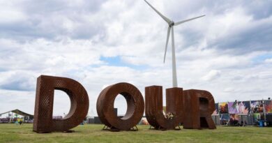 Le festival de Dour déprogramme des artistes visés par accusations graves.