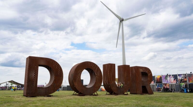 Le festival de Dour déprogramme des artistes visés par accusations graves.