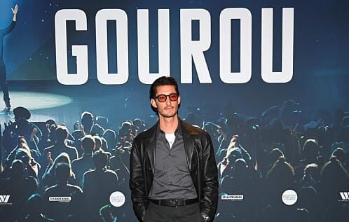 Le prix d’un mouchoir usagé de Pierre Niney atteint 100.000 euros.