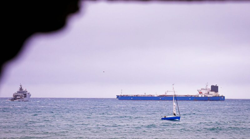 Les Etats-Unis interceptent un pétrolier fuyant le blocus des Caraïbes.