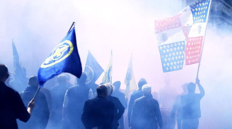 « Les groupes politiques estiment qu'il faut parler des extrêmes au pluriel »