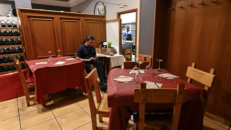 Des migrants originaires du Maroc et du Mali travaillent dans un restaurant de la ville basque espagnole de Saint-Sébastien, le 5 février 2026. Le gouvernement espagnol de gauche a approuvé le 27 janvier 2026 un plan visant à régulariser par décret enviro