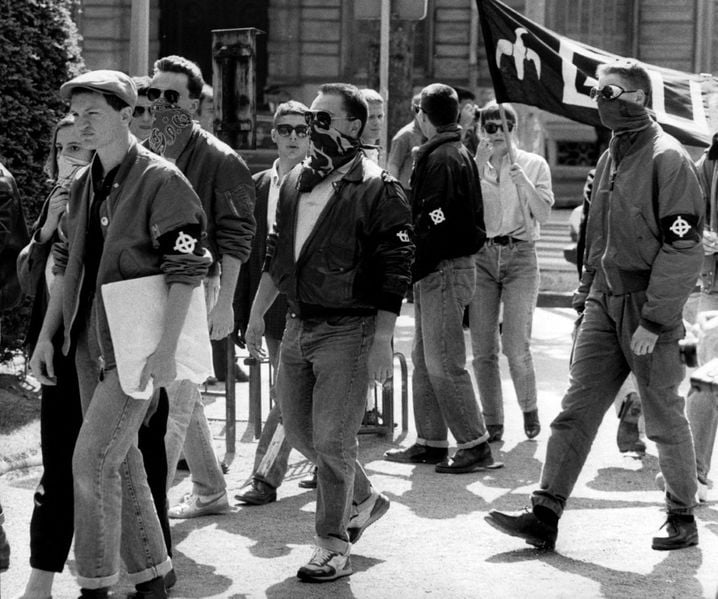 Une photo prise le 9 mai 1987 montre des militants des groupes de jeunes d'extrême droite français GUD (Groupement unité défense) et CLAN (Comité lyonnais d'action nationaliste) manifestant avec des croix celtiques dans le centre-ville de Lyon, dans le centre de la France, pour célébrer la fête de Jeanne d'Arc.