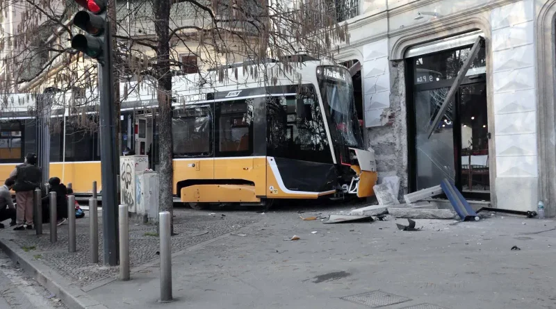 Milan : un tramway déraille et touche un immeuble