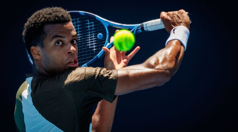 Montpellier : Giovanni Mpetshi Perricard ne réussit pas sa volée.