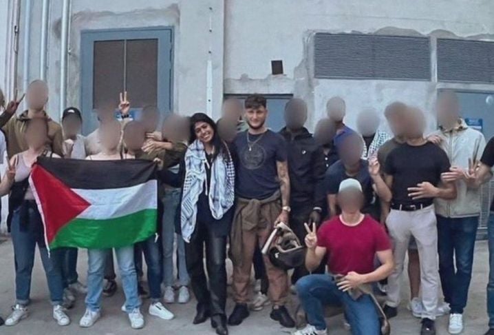 Sur un des clichés, Rima Hassan est entourée de membres de la Jeune Garde lyonnaise.