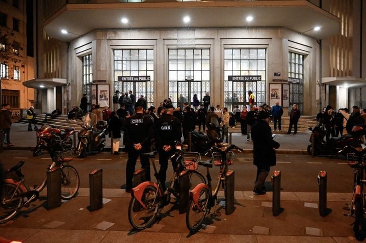 Des policiers d'une unité du CRS surveillent les abords de la Bourse du Travail lors du rassemblement de la candidate LFI aux élections municipales de Lyon.