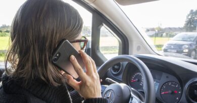 Namur : retrait de permis de quinze jours pour manipulation de GSM en conduisant.