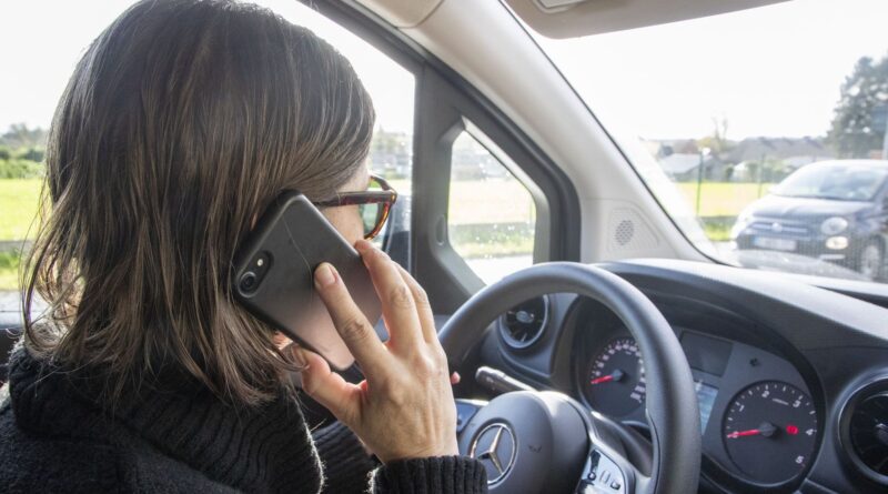 Namur : retrait de permis de quinze jours pour manipulation de GSM en conduisant.