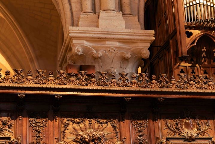 Quatre très discrètes antennes permettent au système son Spectera de parfaitement mailler l'intérieur de Notre Dame de Paris.