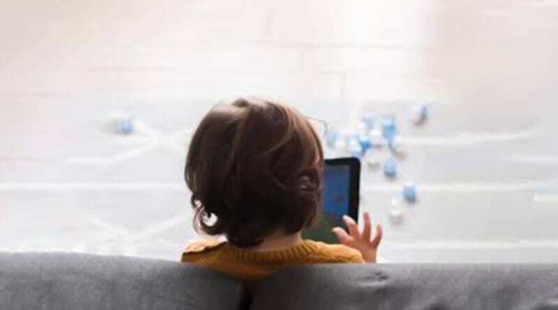 Numérique : Qui n'éduque pas nos enfants, parents ou écrans ?