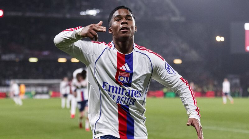 OL : Endrick, prêté par le Real Madrid, arrive à Lyon avec un photographe