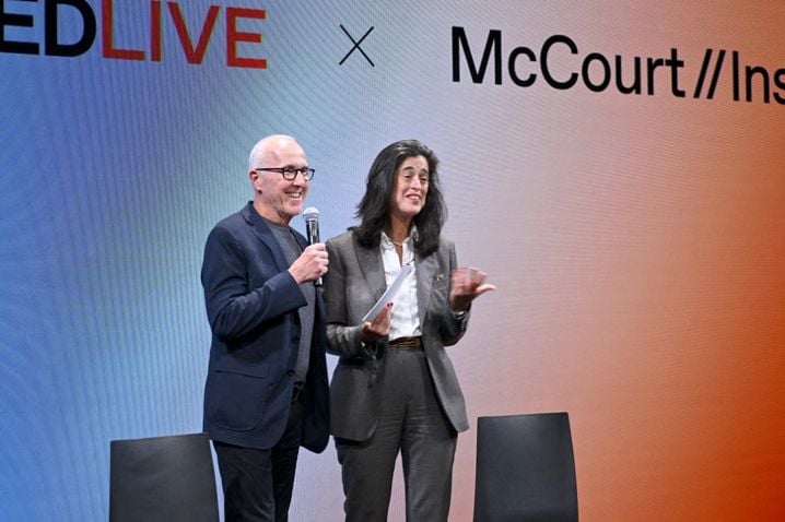 Shérazade Semsar de Boisson aux côtés de Frank McCourt lors d'un événement à New York en septembre 2022.