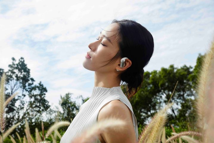 Les OpenFit Pro se révèlent des écouteurs pertinents et efficaces pour rester conscient de son environnement.