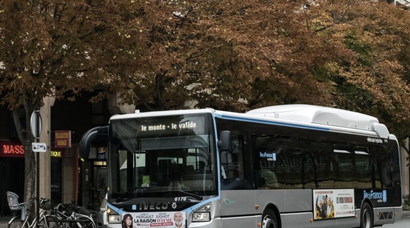 Paris : Un homme armé menace un chauffeur de bus, intervention policière.