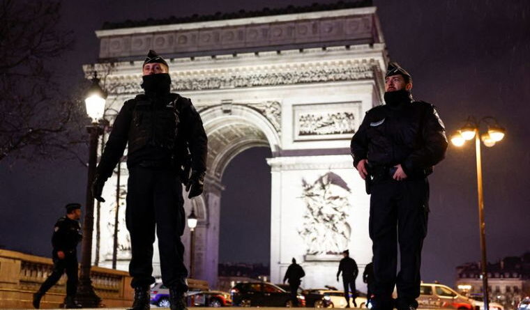 Paris : un homme armé ne s'attaque pas à des gendarmes près de l'Arc de Triomphe