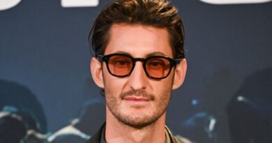 Pierre Niney défend le service public avant les élections municipales.