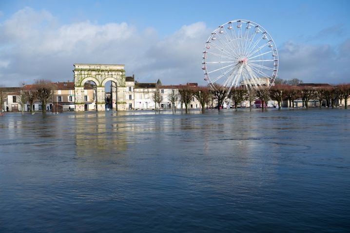 Il faudra plusieurs jours, voire plusieurs semaines pour vider l'eau de la ville de Saintes, en Charente-Maritime