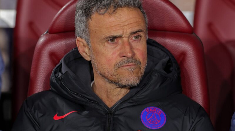 PSG : Luis Enrique contrôle les sacs en conférence, « C’est une bombe ou quoi ? »