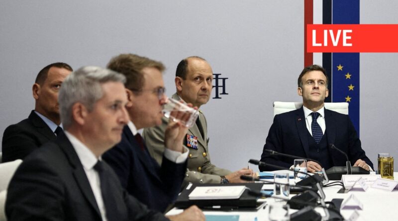 Quatre ans de guerre en Ukraine : le Kremlin admet des échecs, Macron dubitatif sur la paix rapide.