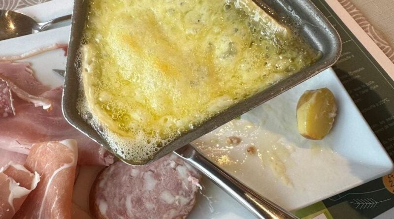 « Raclette : France ou Suisse, qui l'emporte en textures et arômes ? »
