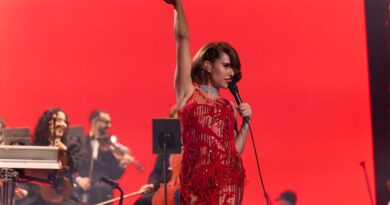 Raye offre un cadeau à ses fans ne pouvant assister à son concert à Paris