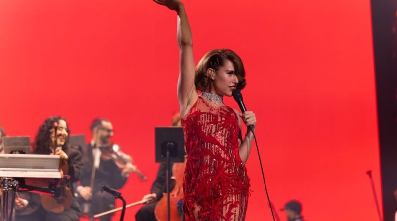 Raye offre un cadeau à ses fans ne pouvant assister à son concert à Paris