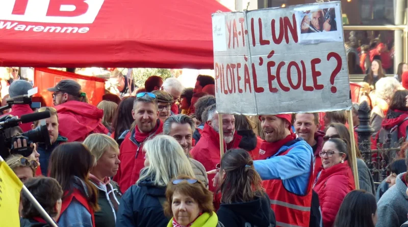 Réformes de l’enseignement : les profs en ras-le-bol face à l'absence de concertation.