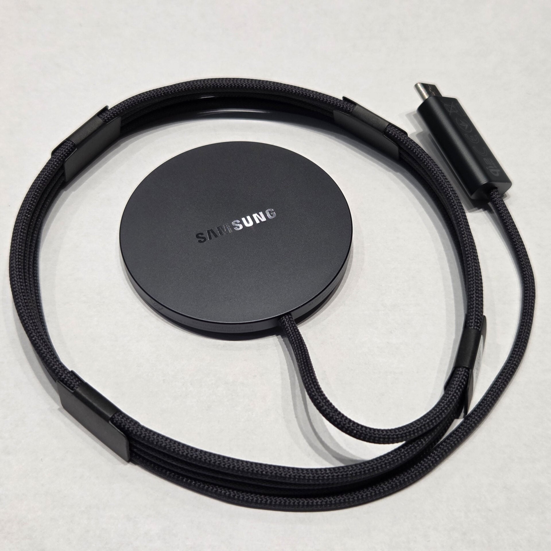 Chargeur sans fil magnétique 25 W de Samsung // Source : SamMobile