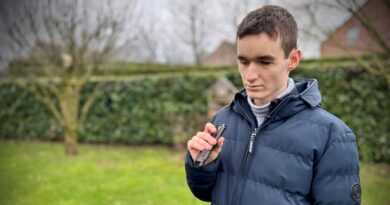 Simon, aveugle de naissance, recense les oiseaux avec expertise.