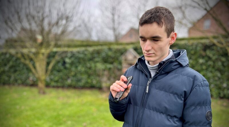 Simon, aveugle de naissance, recense les oiseaux avec expertise.