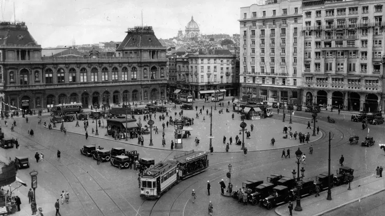 1940 : Vue de la place de la ville sur la gare du Nord et deux hôtels de luxe à droite, à Bruxelles, en Belgique.