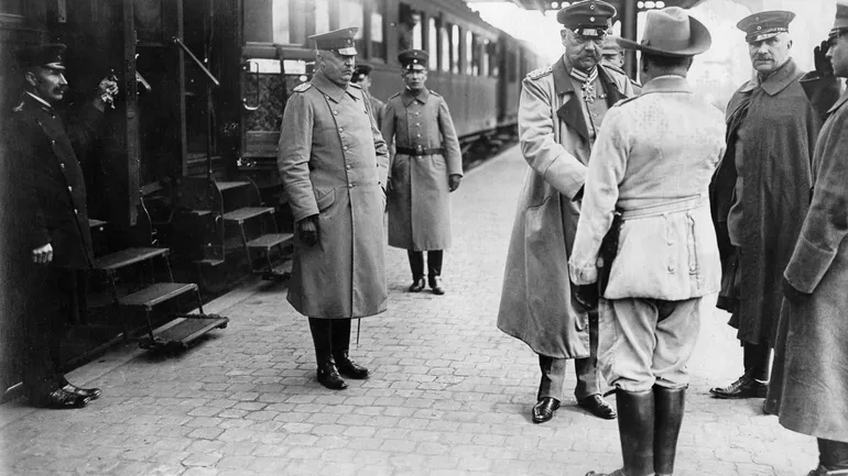 Hindenburg (au centre) et le général Ludendorff arrivent à la gare de Bruxelles, probablement en 1914