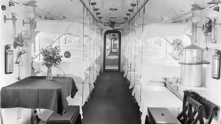 Vue intérieure d’un wagon santé à trois niveaux de couchettes. Ces trains sanitaires ont été utilisés pendant la Première Guerre mondiale en France et en Belgique pour transporter les soldats blessés ou malades vers les hôpitaux.
