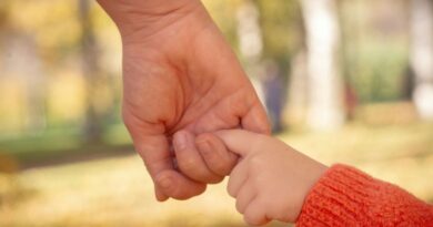 Sophie Marceau ne parvient pas à accepter son statut de grand-parent.