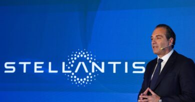 Stellantis accuse un retard sur l'électrique et chute en bourse