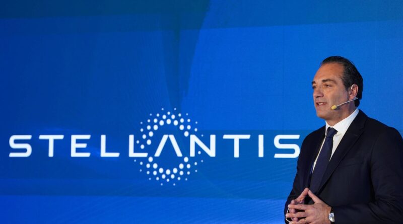 Stellantis accuse un retard sur l'électrique et chute en bourse