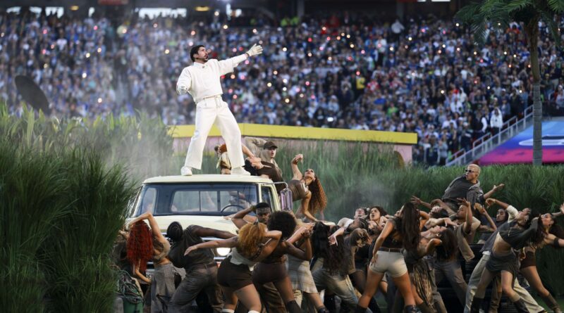Super Bowl : Bad Bunny célèbre l'Amérique, "une gifle à nous" pour Donald Trump