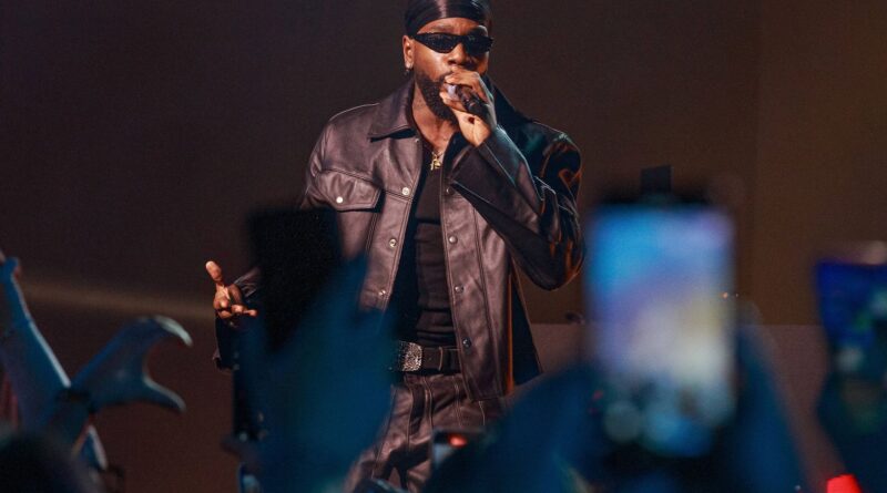 Tayc, nouveau coach, va « bousculer » la saison 15 de « The Voice »