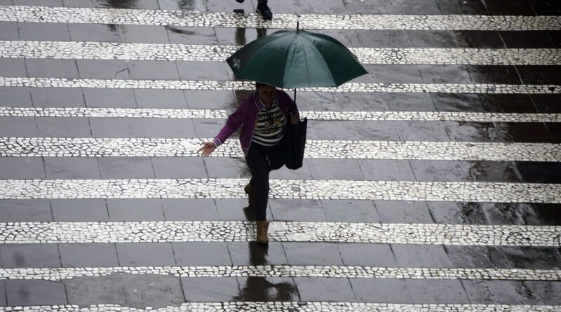 Tempête Nils : 4 départements en vigilance rouge, 1 mort, 850.000 foyers sans électricité.