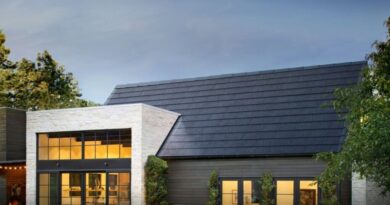 Tesla présente des panneaux solaires produisant de l'électricité à l'ombre.