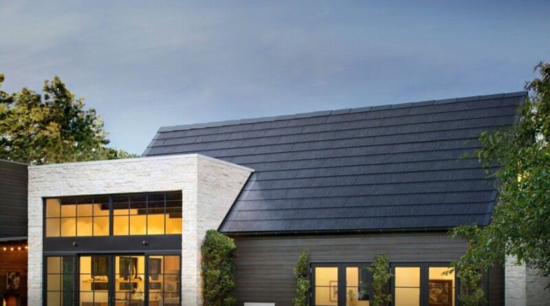 Tesla présente des panneaux solaires produisant de l'électricité à l'ombre.