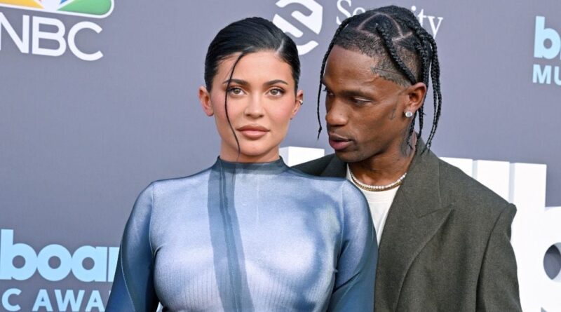 Travis Scott parle des implants mammaires de Kylie Jenner dans sa nouvelle chanson.