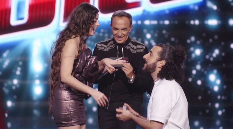 Un candidat de « The Voice » propose à sa partenaire pendant les auditions.