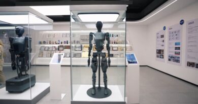 Un robot autonome livre un colis en chambre d’hôtel.